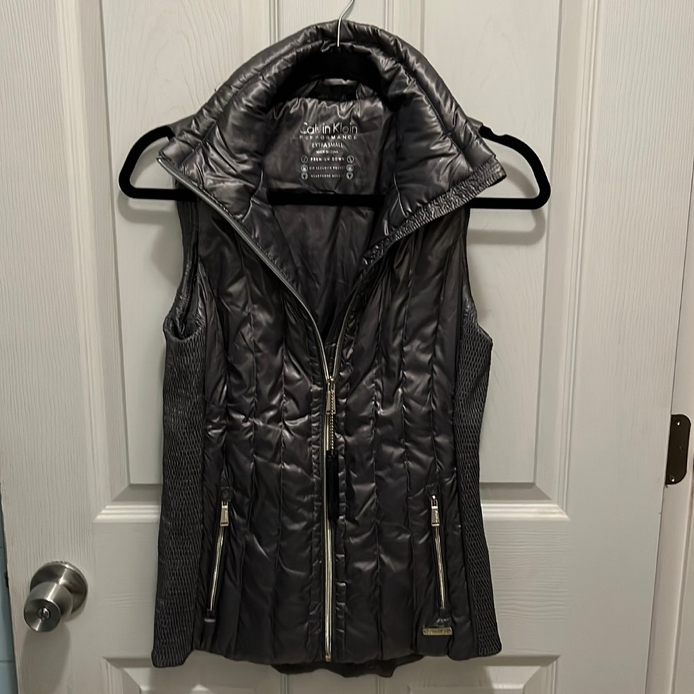 Calvin Klein Performance (XS)premium down, zip security pocket, headphone access